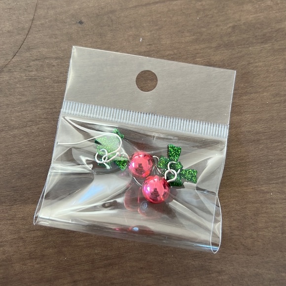 2/25$ Christmas Drop Earrings - Picture 8 of 10